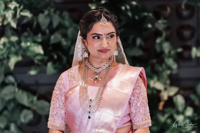 A dancer bride in a pink silk saree, photographed by Glad Clicks Photography