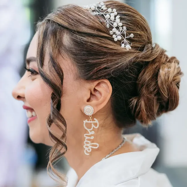 A bride at White's Ferry Manor, photographed by Arazo Studios